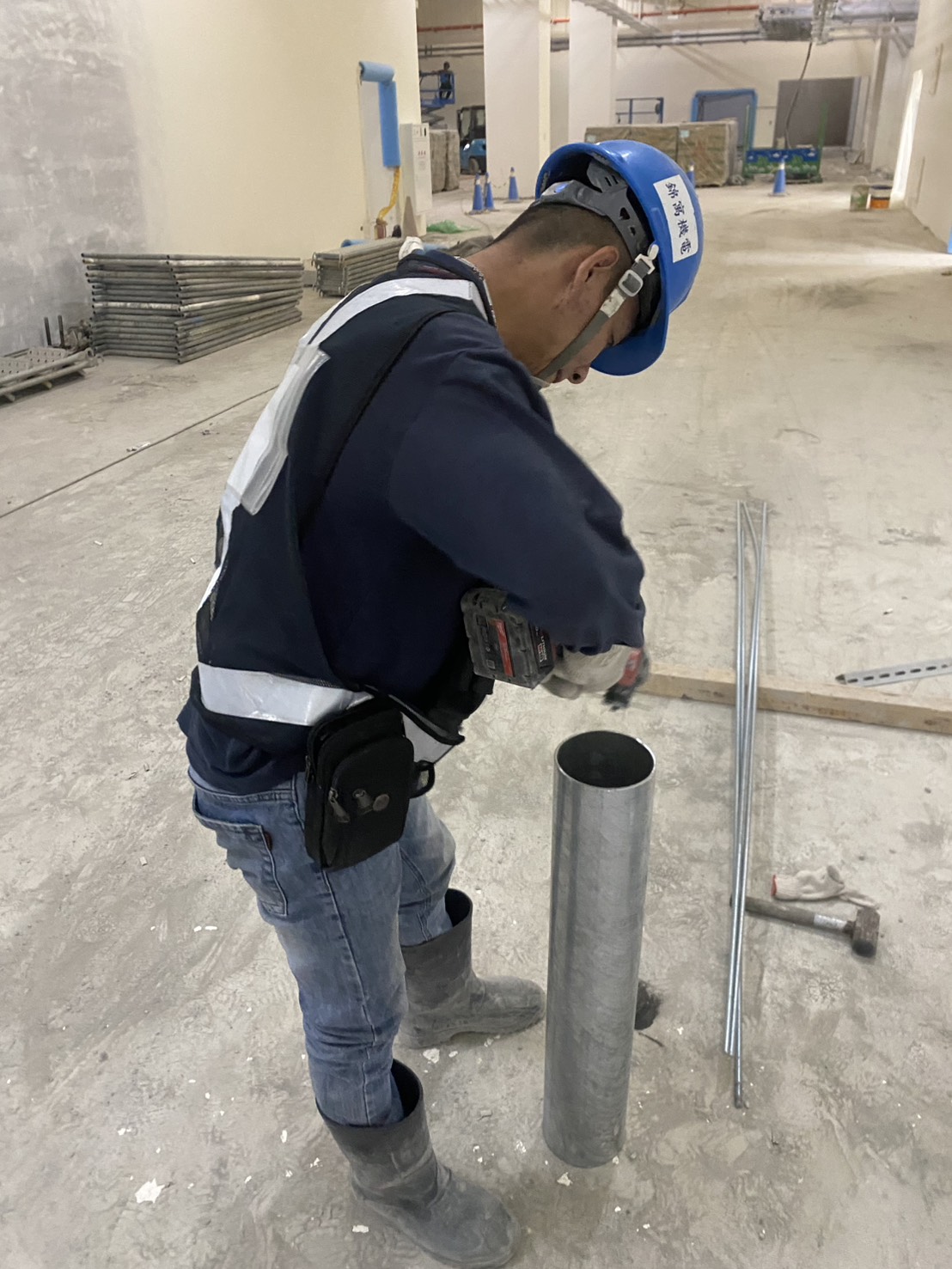 錦寓機電工程師於施工現場進行管路作業